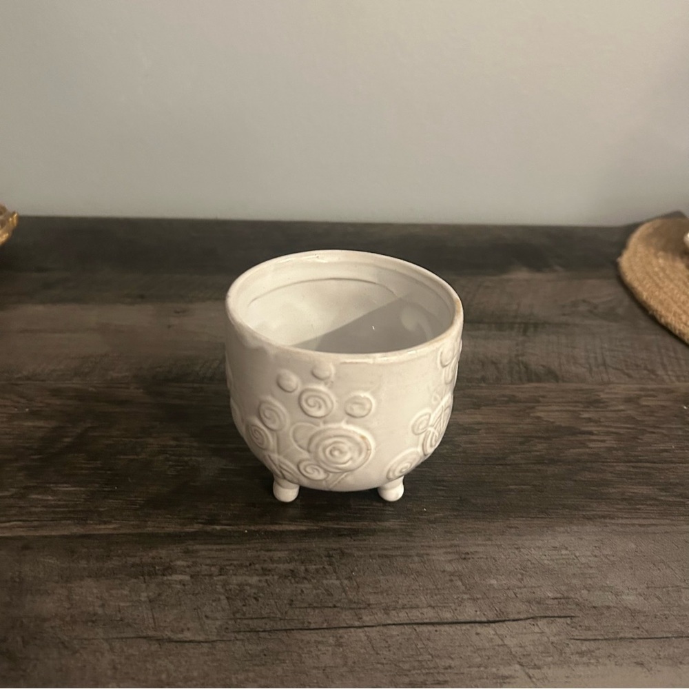 White Paisley floral embossed farmhouse style planter pot - Picture 2 of 5